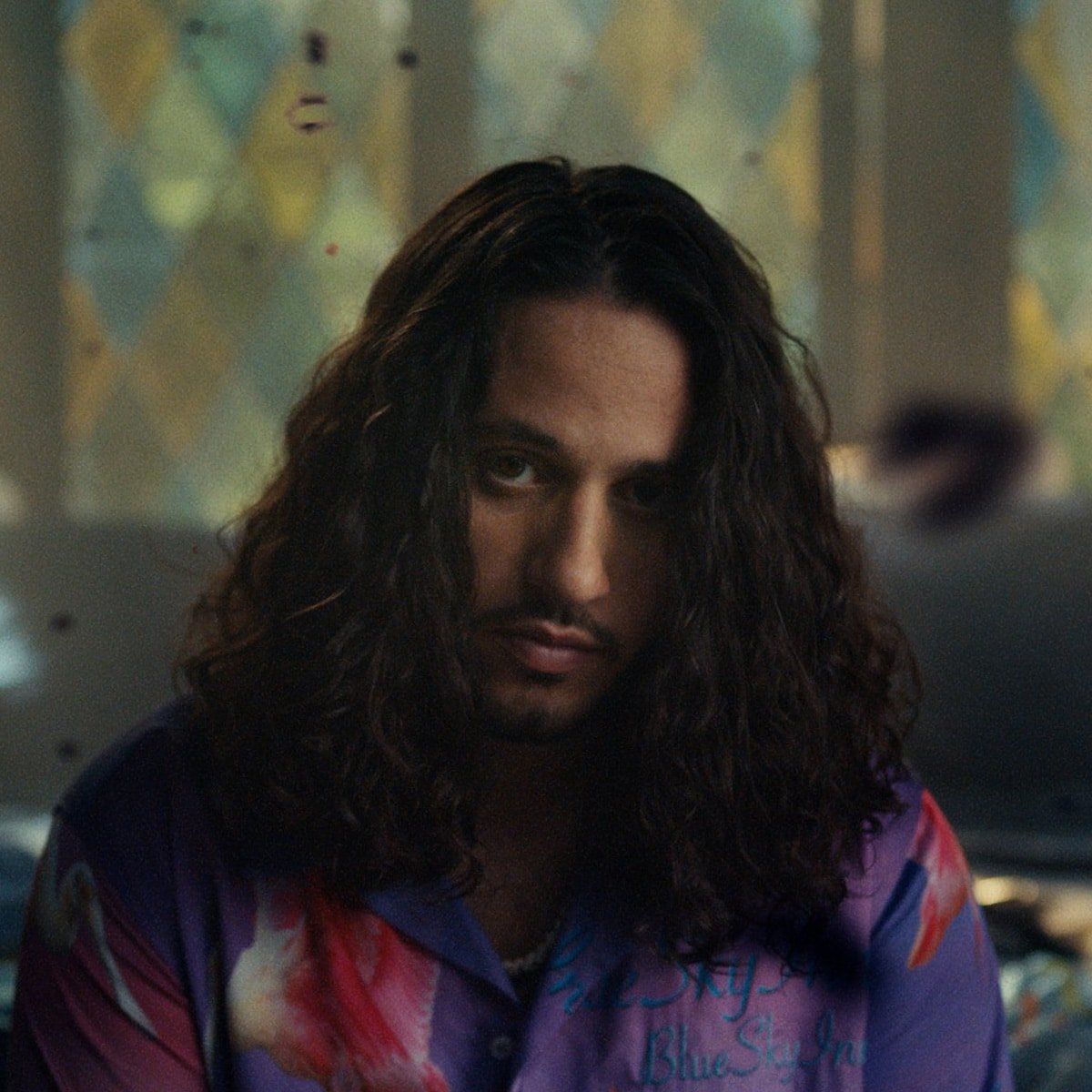 Russ devant un arrière-plan flou.